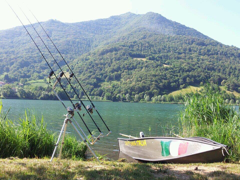 Lago di Endine barca e rilascio carpa